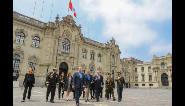 La imagen de Santa Rosa de Lima salió en procesión por el Centro Histórico de Lima y recibió el homenaje del presidente Pedro Pablo Kuczynski (PPK) y varios ministros. (Foto: Presidencia de la República)