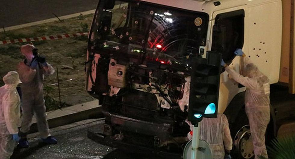 Así quedó el camión luego de que su conductor fuese abatido por las fuerzas de seguridad en Niza, Francia, tras atropellar y matar a unas 80 personas. (Foto: Sasha Goldsmith)