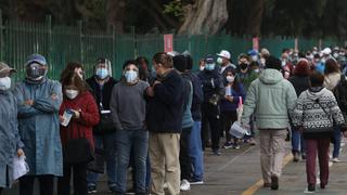 COVID-19: largas colas durante la vacunación de ciudadanos de 54 y 55 años | FOTOS