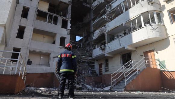 Un rescatista se para frente a un edificio dañado en Odessa, en el sur de Ucrania que supuestamente fue alcanzado por un ataque con misiles.