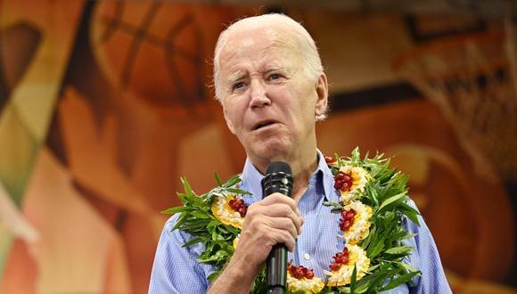 El presidente de los Estados Unidos, Joe Biden, habla durante un evento de participación comunitaria en el Centro Cívico de Lahaina en Lahaina, Hawái, el 21 de agosto de 2023. (Foto de Mandel NGAN / AFP)