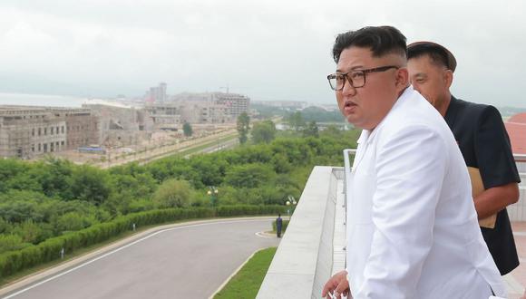 Kim Jong-un inspeccionó la construcción de la zona turística costera de Wonsan-Kalma, en la provincia de Kangwon, desde donde criticó el bloqueo estadounidense. (Foto: AFP)