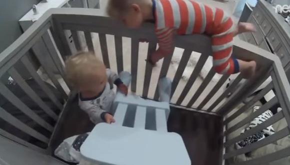 Con la ayuda de su hermano mayor, el pequeño logró escapar de su corral.(Foto: captura de YouTube)
