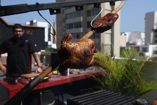 Picanha on a stick and chicken hanging from hooks on the grill that they will take to the tournament