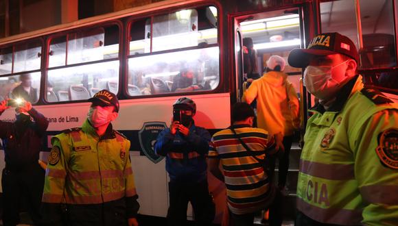 Los detenidos fueron llevados en buses a la comisaría de Alfonso Ugarte. (Foto: MML)