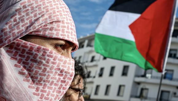 Un manifestante levanta una bandera de Palestina durante una manifestación el 11 de febrero de 2024. (Foto de FADEL SENNA / AFP)