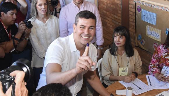 El candidato presidencial paraguayo por el partido Colorado, Santiago Peña, muestra su dedo entintado luego de emitir su voto en la escuela Santa Ana en Asunción, el 30 de abril de 2023, durante las elecciones generales. (Foto de DANIEL DUARTE / AFP)
