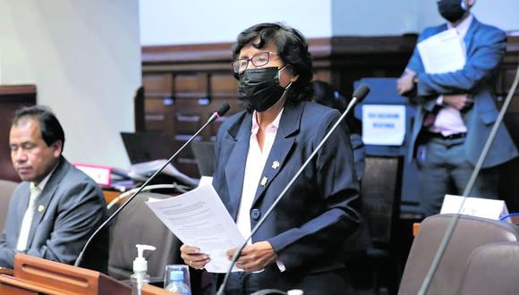 Lucinda Vásquez niega la acusación de la testigo, que acompañó su relato con documentos. (Foto: Congreso)