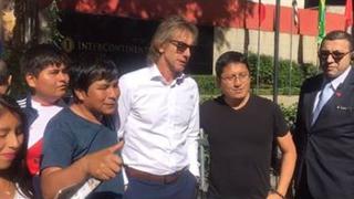 Selección peruana: Ricardo Gareca compartió con hinchas nacionales a las afueras del hotel | VIDEO