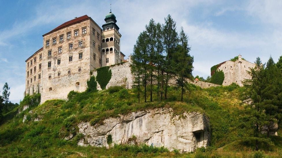 Pieskowa Skala Castle is on the shore of Suloszowa.  (GETTY IMAGES).