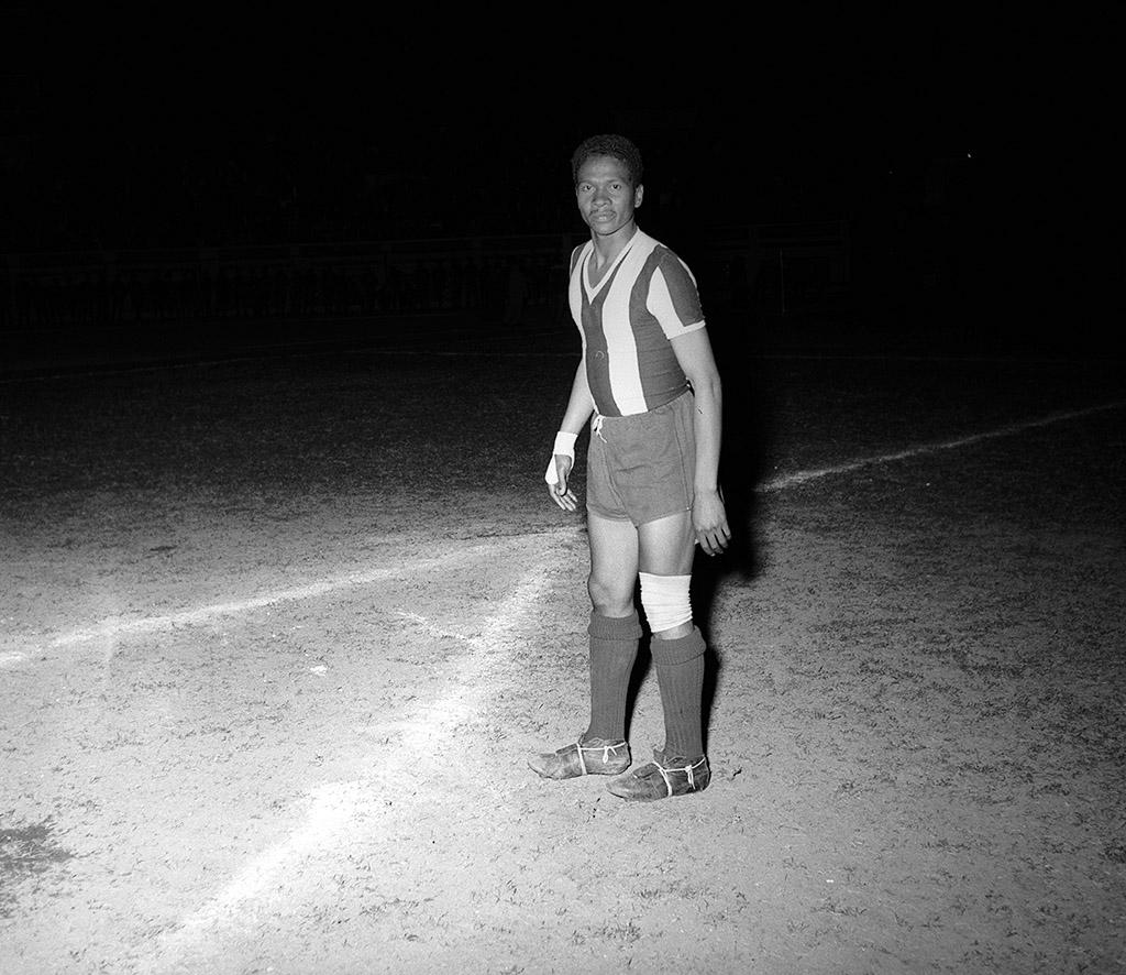 Lima. 3 de enero de 1955. Partido entre los clubes Universiario y Alianza Lima. En la imagen: Valeriano López, el Tanque de Casma. (Foto: Archivo histórico de El Comercio)