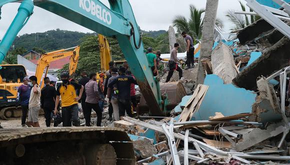 Los equipos de rescate buscan sobrevivientes entre las ruinas de un edificio dañado por el terremoto en Mamuju, Indonesia. (Foto AP / Tristemente Ashari Said).