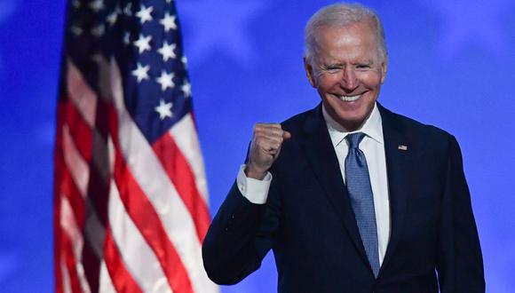 El candidato presidencial demócrata Joe Biden hace un gesto después de hablar durante la noche de las elecciones en el Chase Center en Wilmington, Delaware, el 4 de noviembre de 2020. (Foto: ANGELA  WEISS / AFP).