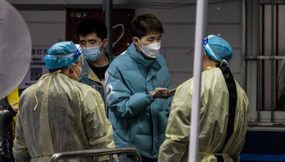 Un hombre ingresa a un hospital para una prueba de Covid-19, en Shanghai, China. (Foto: EFE/EPA/ALEX PLAVEVSKI).
