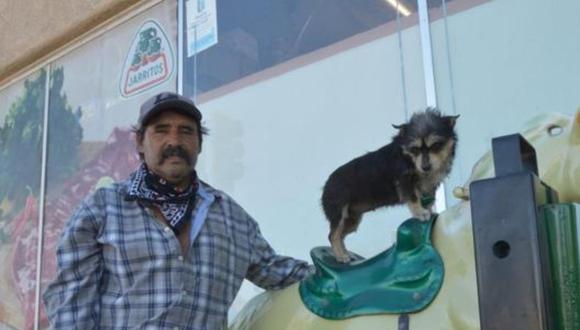 Guillermo Hernandez, de 53 años, se convirtió en una sensación del Internet después que un video viral de TikTok lo mostrara acompañando a su perrita durante su paseo en un juego mecánico. | Foto: Dave Minsky / Santa Maria Times