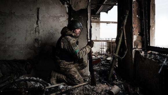 Un militar ucraniano del Servicio Estatal de Guardia de Fronteras trabaja en un puesto en Bakhmut el 9 de febrero de 2023, en medio de la invasión rusa de Ucrania. (Foto de YASUYOSHI CHIBA / AFP)