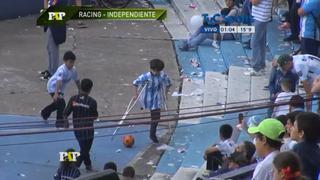 Conmovedor: niño con muletas se divierte jugando al fútbol