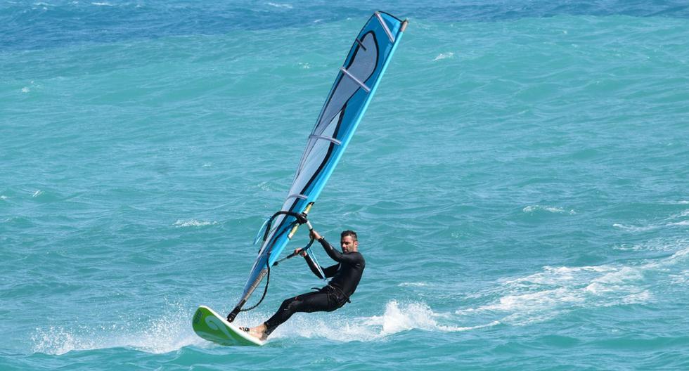 *Artiom Akímov* se encontraba practicando windsurf, en las aguas del golfo de Finlandia, pero encontró una temprana muerte tras chocar contra un navío. (Foto ilustrativa: Pixabay)