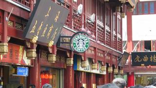 ¿Starbucks cobra lo mismo por su café en todos los países?