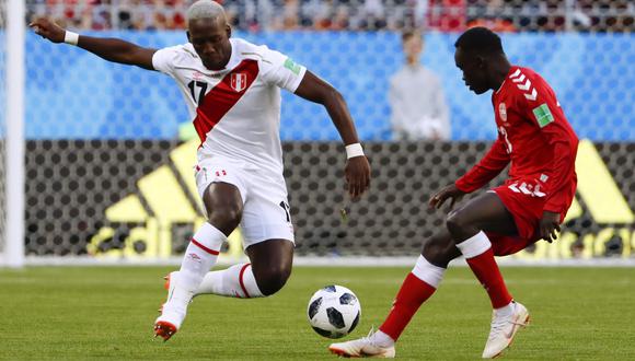 A pesar de la derrota de Perú ante Dinamarca, la actuación de Luis Advíncula fue elogiada. (Foto: AFP)