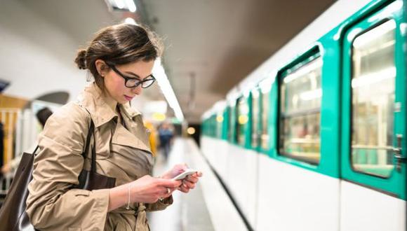 La instalación de internet en algunos trenes de Reino Unido ha hecho que las personas aprovechen el viaje a su oficina para enviar correos de trabajo. (Foto: Getty)