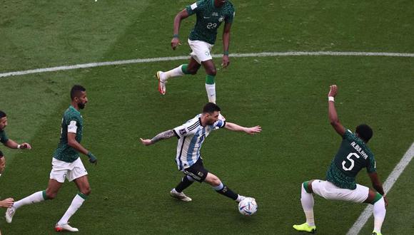 Lionel Messi marcó de penal, pero luego no pudo con la defensa árabe. (Foto: Daniel Apuy / enviado especial)