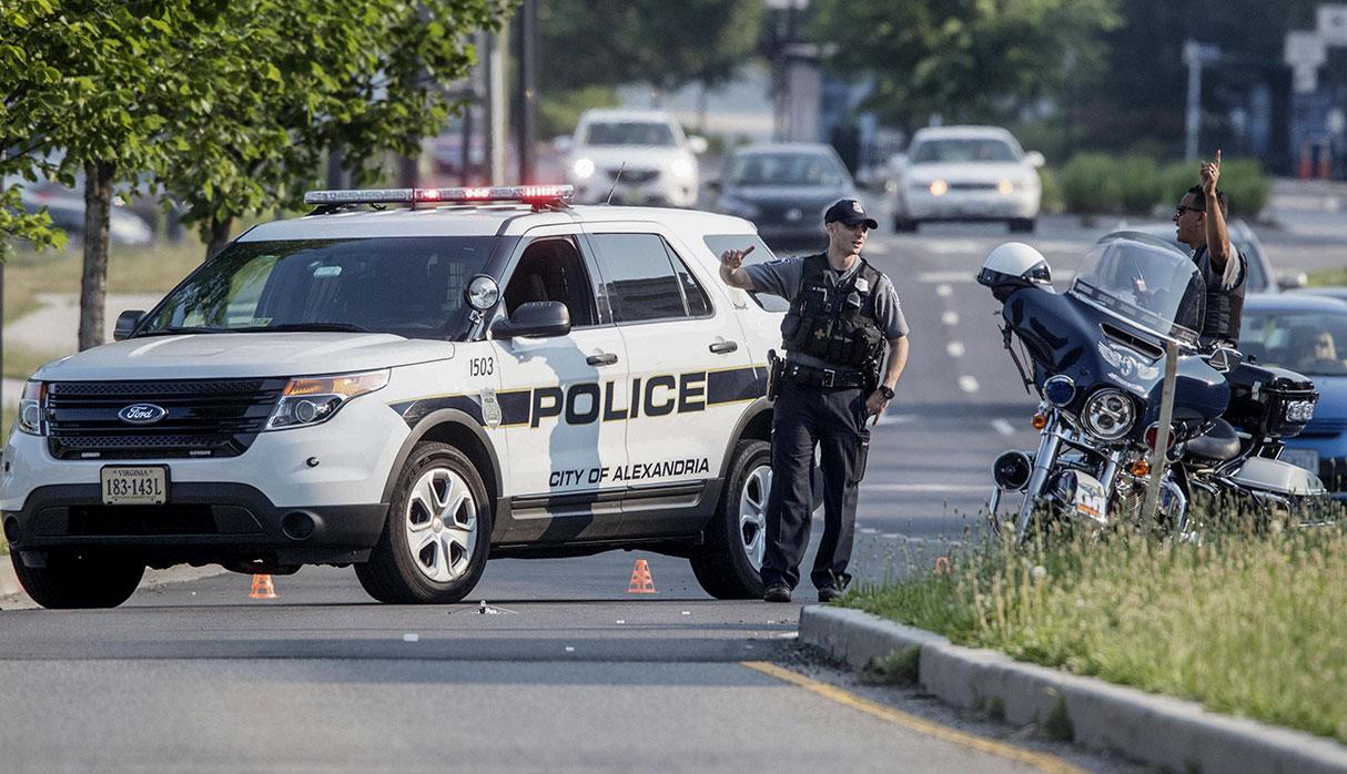 MR03 VIRGINIA (ESTADOS UNIDOS), 14/06/2017.- Agentes de policÌa estadounidenses acordonan la zona donde se produjo un tiroteo ocurrido en Alexandria, Virginia (Estados Unidos), hoy, 14 de junio de 2017. Varias personas resultaron heridas, entre ellas el congresista republicano Steve Scalise, en el ataque. EFE/MICHAEL REYNOLDS