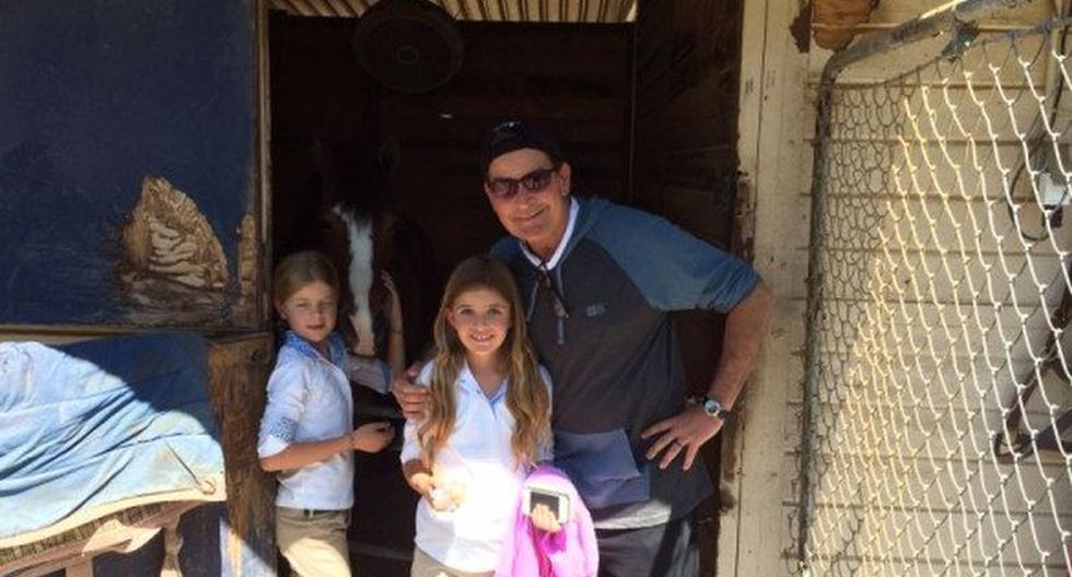 Charlie Sheen junto a sus hijas Sam y Lola, fruto de su relación con Denise Richards. (Foto: Twitter)