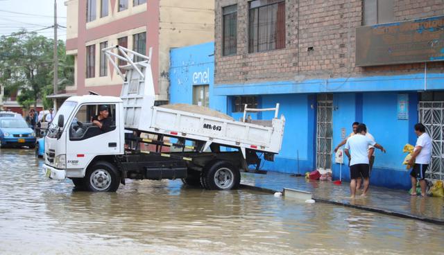 Varias familias han resultado afectadas por el aniego que se presenta en la urbanización Los Tusílagos, en San Juan de Lurigancho. (Foto: Giancarlo Ávila / El Comercio)