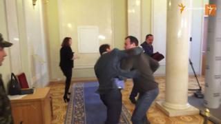 YouTube: dos diputados ucranianos arreglan disputa a golpes