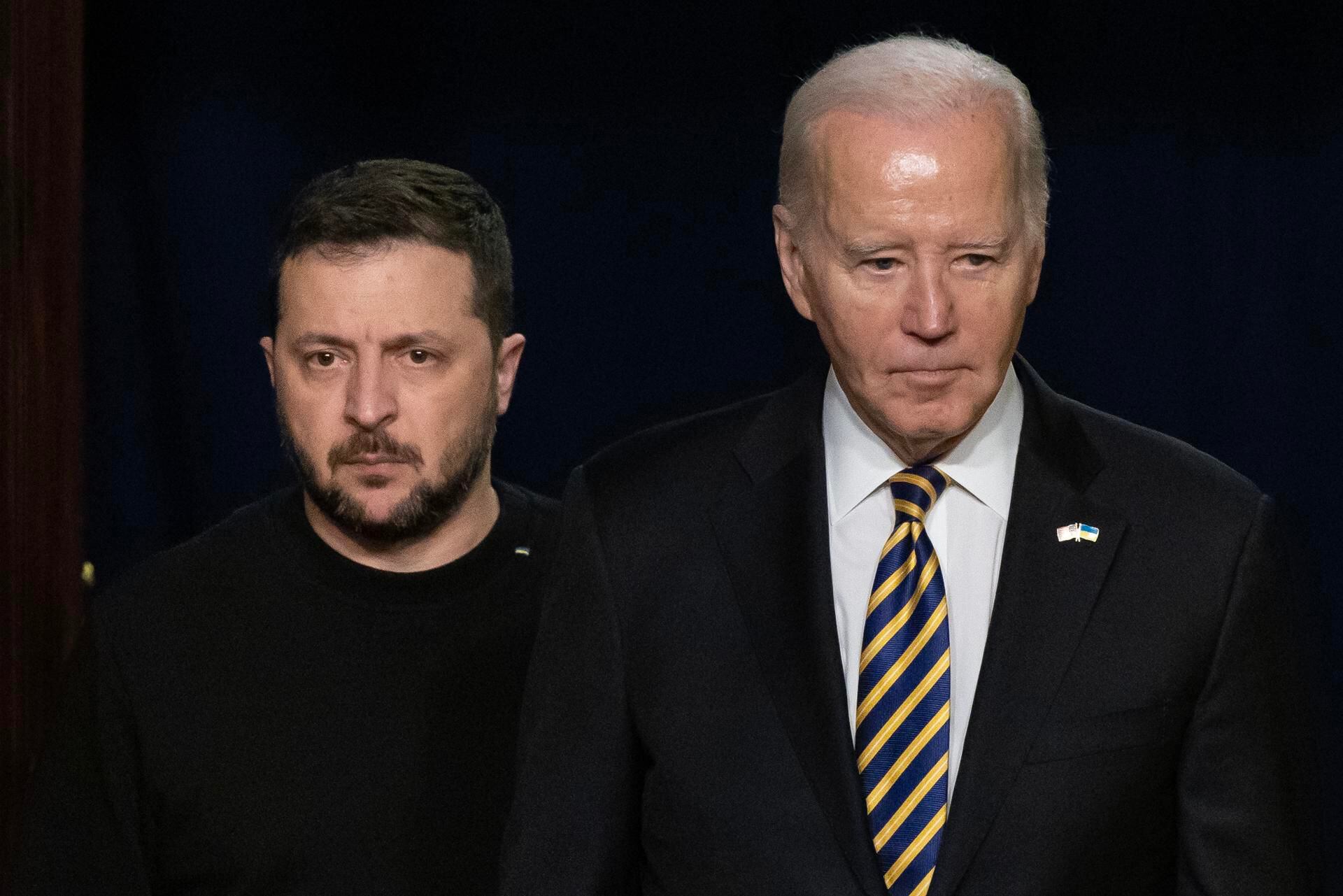 US President Joe Biden (right) and Ukrainian President Volodymyr Zelensky enter the room to hold a press conference at the White House on December 12, 2023. (EFE/EPA/MICHAEL REYNOLDS).