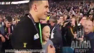 Jugador de rugby regaló su medalla de campeón mundial a un niño