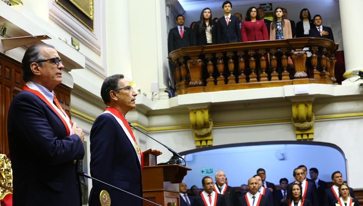 Los titulares del Legislativo, Pedro Olaechea (en primer término), y del Ejecutivo, Martín Vizcarra, entonan el himno nacional en el pleno del Parlamento, el pasado 28 de julio. (Foto: Congreso).