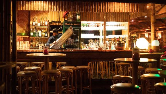 Un empleado limpia mientras cierra un bar en Berlín, Alemania, 10 de octubre de 2020. La justicia de Berlín derogó la orden de cierre nocturno de estos establecimientos y restaurantes. (EFE/EPA/HAYOUNG JEON).