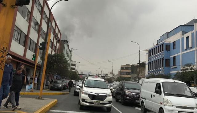Incendio en Mesa Redonda afecta galería La Cochera, en Cercado de Lima. (Fotos: Karla Bardales / El Comercio)
