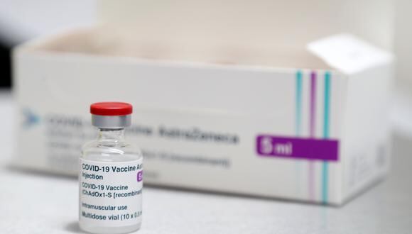 “En votación unánime y con todos los antecedentes revisados, se aprueba la vacuna AstraZeneca para el uso de emergencia en Chile en mayores de 18 años”. (Foto: AFP)