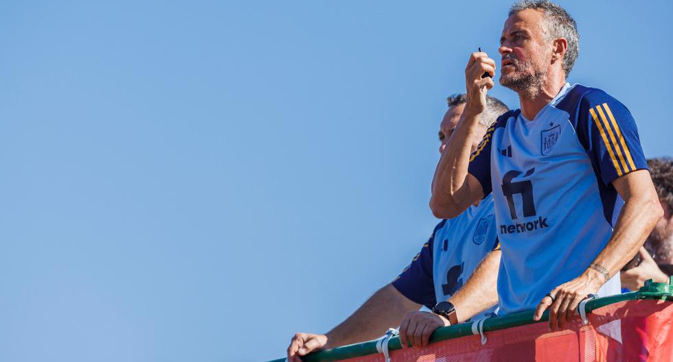 Luis Enrique dando indicaciones a través de un walkie-talkie | Foto: EFE