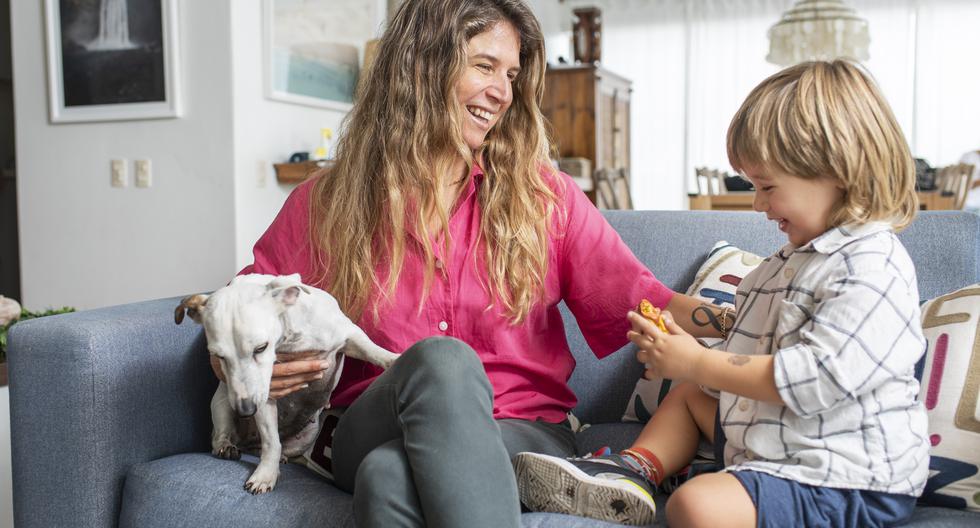 Sofía Mulánovich (Lima, 1983) en su casa de Punta Hermosa junto a su hijo Theo, quien sostiene un muñeco de “El rey León”. Los acompaña Kiwi, su jack russell. (Foto:Omar Lucas)