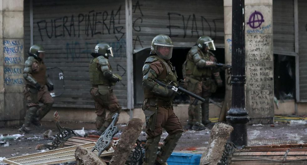 Cientos de militares se encuentran patrullando las calles de Santiago de Chile luego de que se decretara la tercera noche consecutiva en la que se aplicaba el toque de queda. (AP)