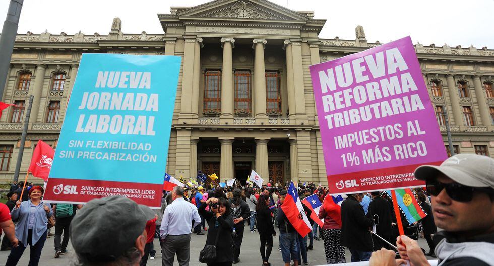 En la manifestación, convocada por la plataforma Unidad Social, que incluye a unas 70 organizaciones sindicales y sociales, se pudieron escuchar lemas a favor de una vivienda digna, la reforma tributaria, una nueva constitución, y en contra de las AFP. (EFE/Elvis González).
