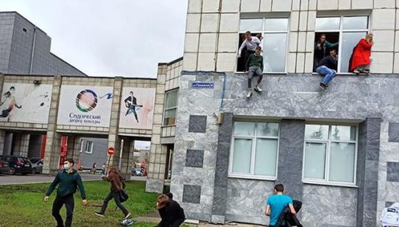 Estudiantes de la Universidad de Perm saltan por las ventanas para escapar del tiroteo. (Captura de video).