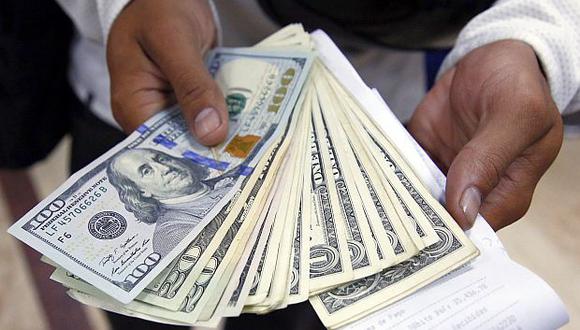 El dólar se vendía entre S/3,328 y S/3,391 en los principales bancos de la ciudad en horas de la mañana. (Foto: Reuters)