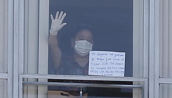 Una mujer se acercó a una de las ventanas del hospital y mostró este mensaje en el que pide a las personas que se queden en sus casas. (Foto: Francisco Neyra)