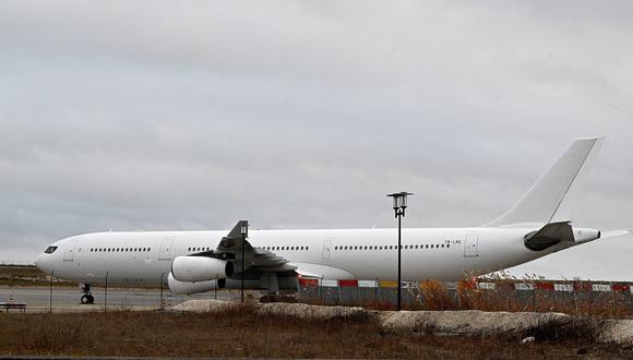 Esta fotografía tomada el 23 de diciembre de 2023 muestra el Airbus A340 que fue inmovilizado por sospecha de "tráfico de personas" en el aeropuerto de Vatry, en el noreste de Francia. (Foto de FRANCOIS NASCIMBENI / AFP)