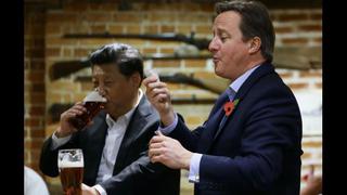 David Cameron y Xi Jinping se toman unas cervezas en un pub