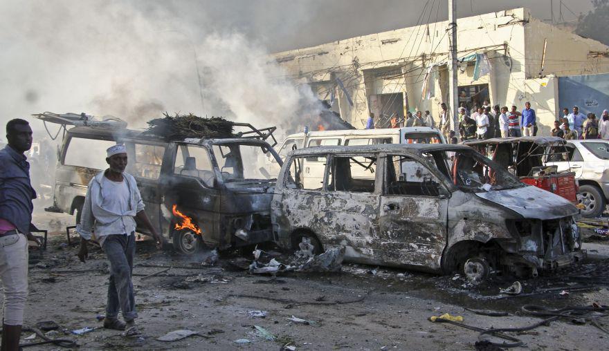 Ningún grupo reivindicó por el momento la autoría del ataque, pero los rebeldes shebab, embrión de Al Qaida, llevan regularmente a cabo ataques suicida en la capital y en otras zonas en su lucha contra el gobierno somalí, respaldado por la comunidad internacional. (Foto: AFP)