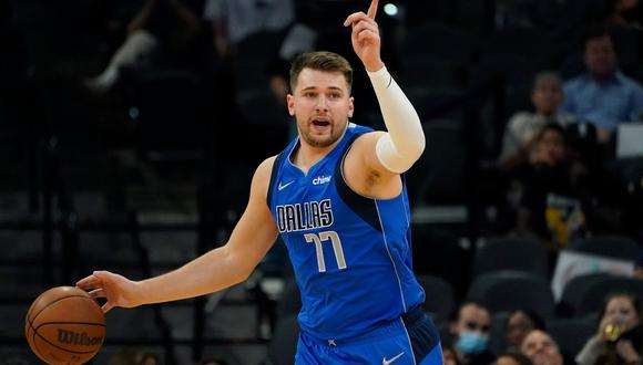 Luka Doncic contribuyó con un triple-doble en la victoria de Mavericks frente a Spurs | Foto: AP