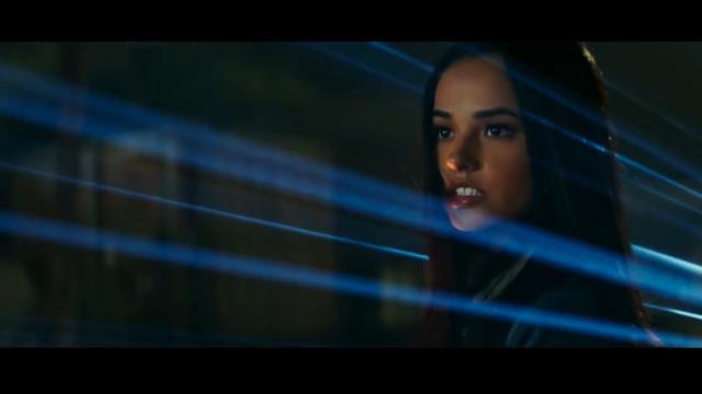 En "AXL", Becky G es Sara, una joven ingeniosa que entrará en contacto con un perro robot. (Foto: YouTube)