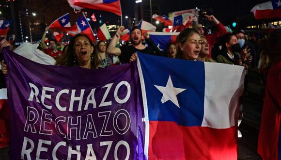 Las personas que rechazan el proyecto de nueva constitución celebran después de conocer los resultados de la votación parcial del referéndum, en Santiago.