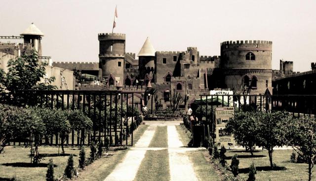 Chancay. En el corazón de la ciudad de Chancay se encuentra el Castillo de Chancay, que parece trasladar a los turistas a la época medieval. Se terminó de construir en 1935 en un acantilado. Son más de 2200 metros cuadrados con salones, 250 habitaciones, torreones, túneles y balcones donde se puede ver el lugar del hundimiento de la fragata chilena La Covadonga durante la Guerra del Pacífico. (Foto: Marileidi Romero Chacón / Flickr bajo licencia de Creative Commons)